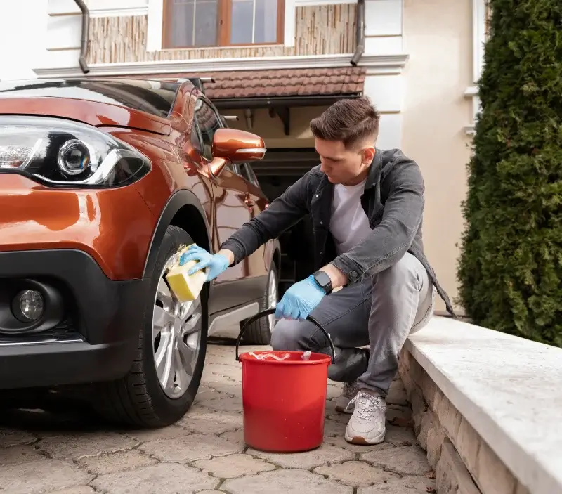 Lavage auto à domicile Guémené-Penfao : professionnel intervenant sur un véhicule